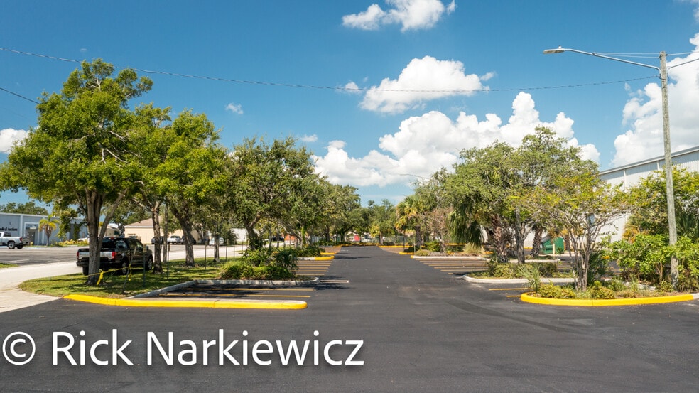 6750 N Bryan Dairy Rd, Seminole, FL for lease - Building Photo - Image 3 of 10