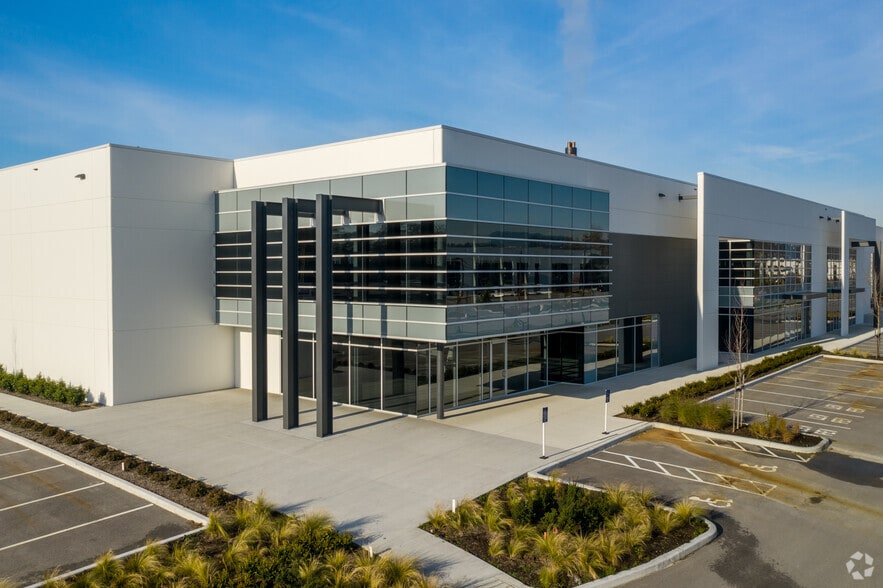 8211 Fraser Reach Crt, Burnaby, BC for lease - Primary Photo - Image 1 of 9