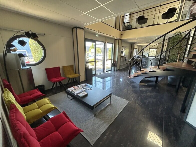 Office in Les Sorinières for lease - Lobby - Image 2 of 5