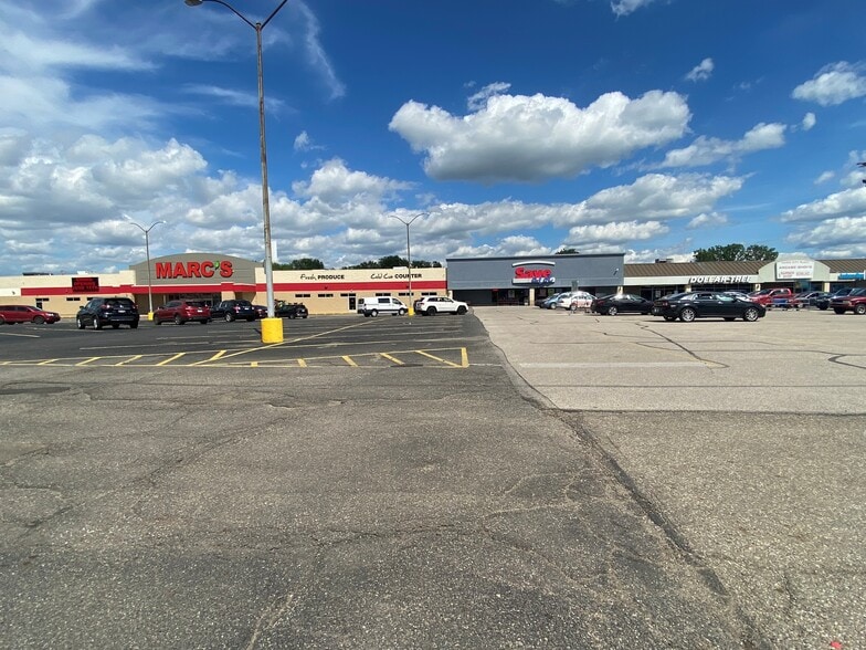 241 N Wooster Rd, Barberton, OH for lease - Building Photo - Image 3 of 6