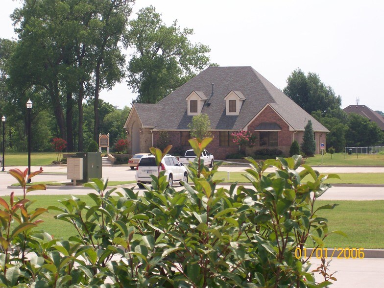 1500 N Mustang Rd, Mustang, OK for sale - Primary Photo - Image 1 of 1