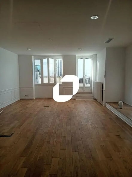 Office in Paris for lease - Building Photo - Image 1 of 4