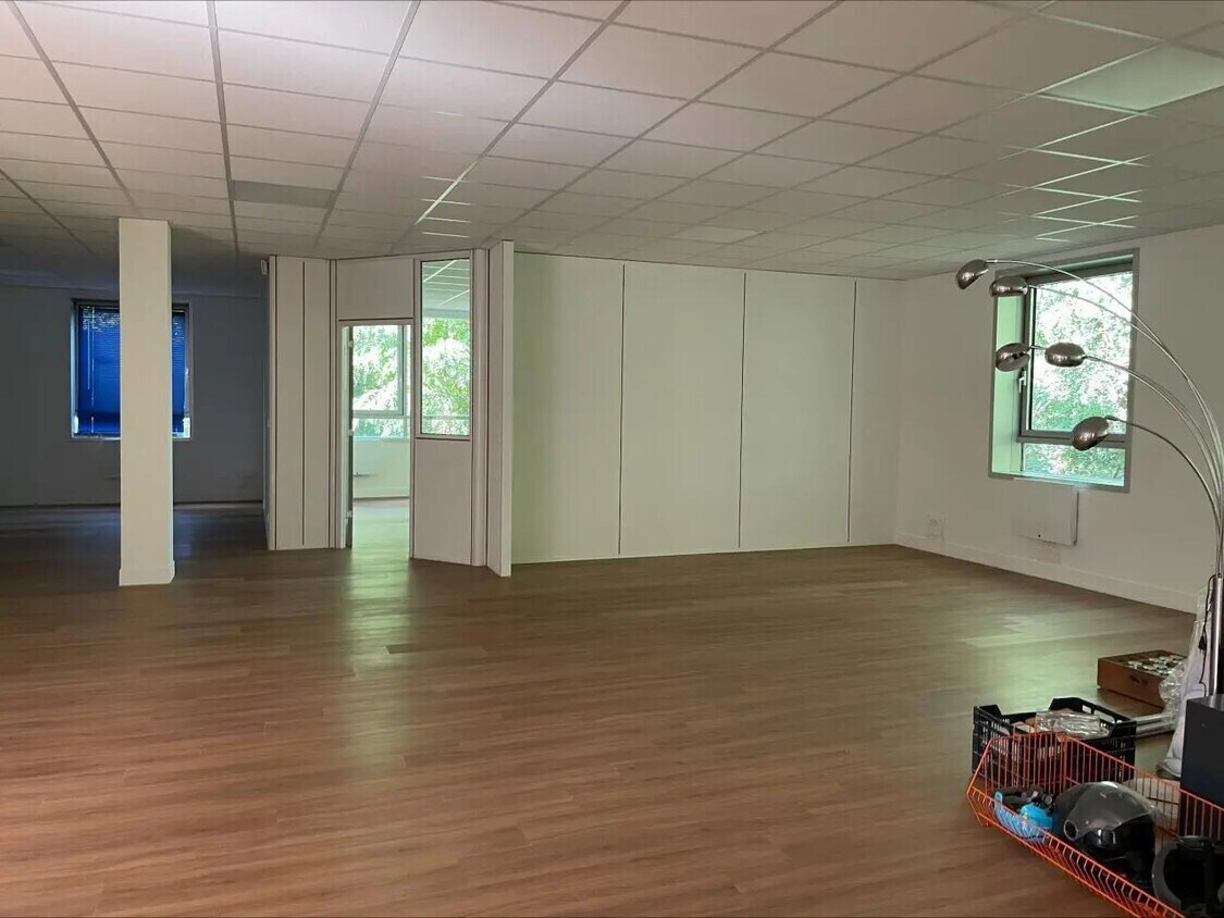 Office in Éragny for lease Interior Photo- Image 1 of 4