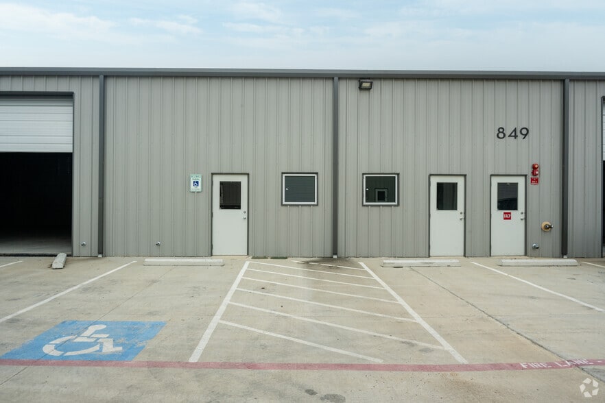 901 Eight Twenty Blvd, Fort Worth, TX for lease - Building Photo - Image 3 of 18