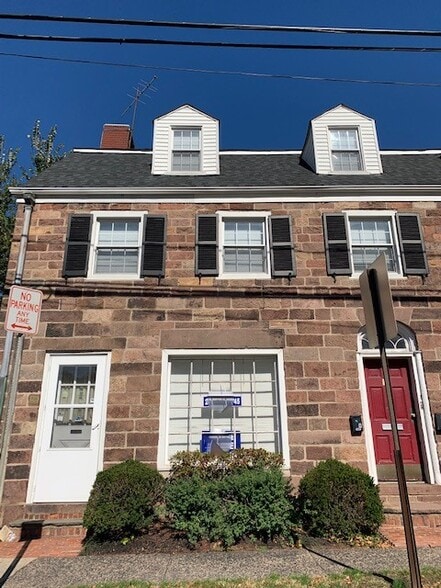 721 Cedar Ln, Teaneck, NJ for sale - Primary Photo - Image 1 of 1