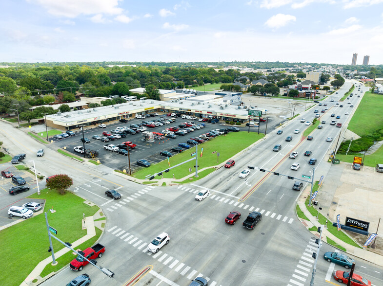 1616-1636 W University Dr, Denton, TX for lease - Building Photo - Image 1 of 19