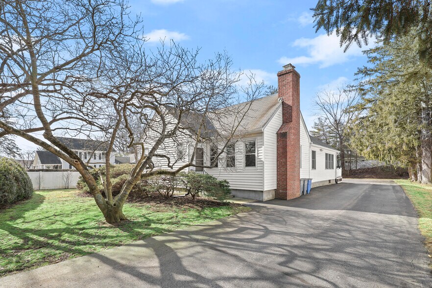 7 Macdonald Ave, Armonk, NY 10504