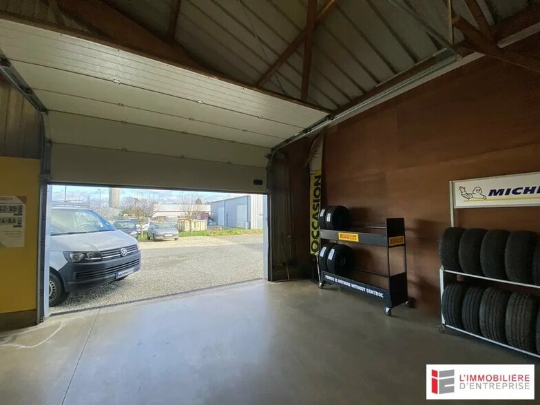 Flex in Rennes for lease - Interior Photo - Image 2 of 5