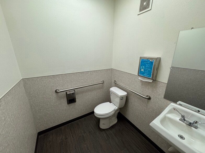 975 Van Horn Rd, Fairbanks, AK for lease - Building Photo - Image 3 of 12