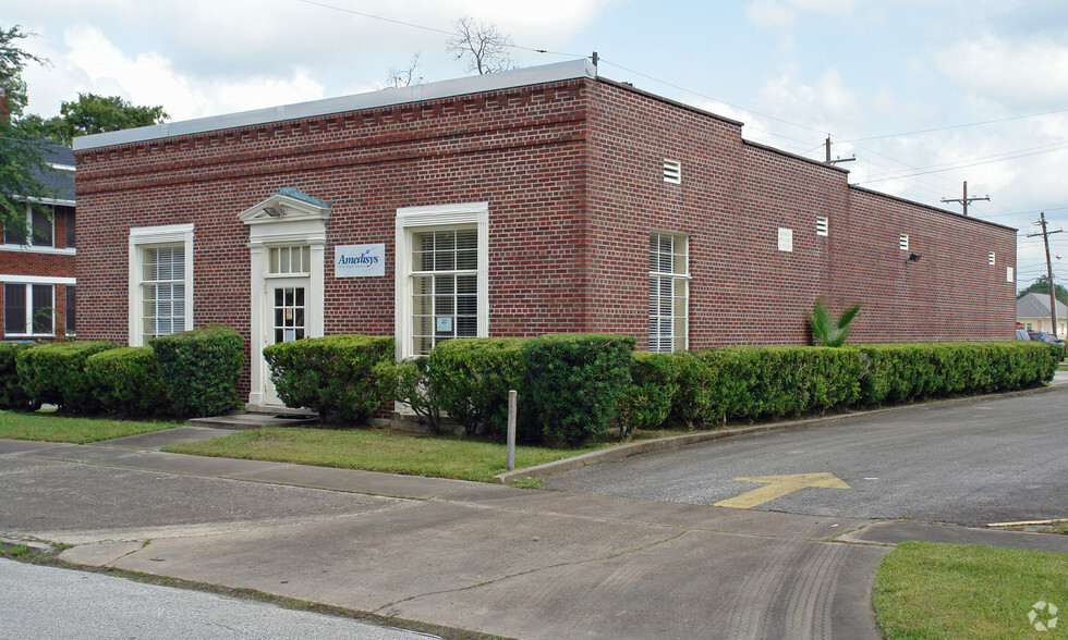 1890 Broadway, Beaumont, TX for lease - Primary Photo - Image 2 of 6