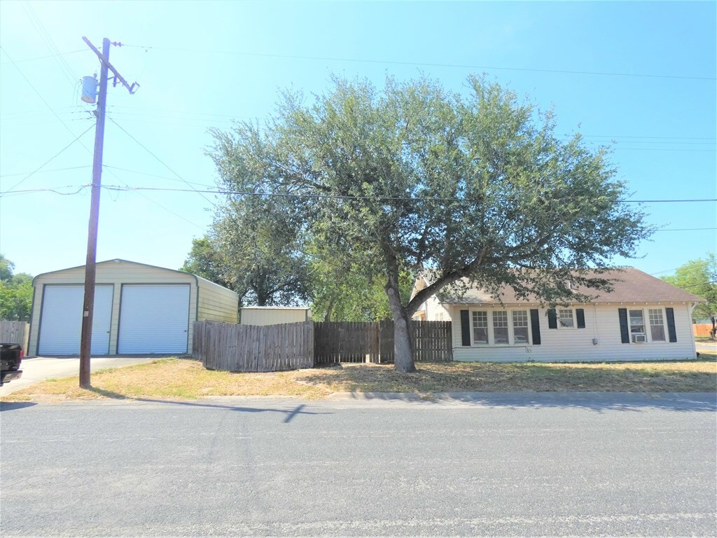 1101 N Saint Marys St, Beeville, TX 78102 1101 N ST MARY'S BEEVILLE