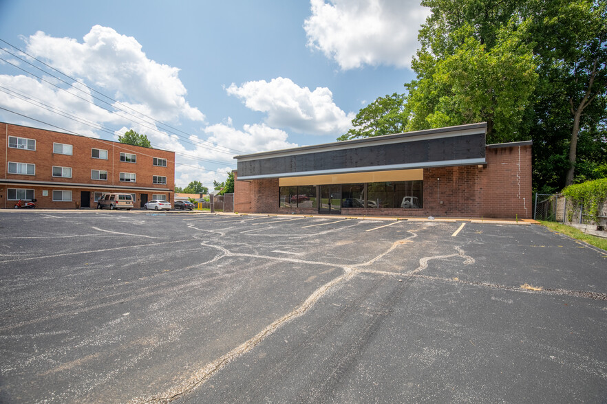 2425 S Big Bend Blvd, Saint Louis, MO for lease - Building Photo - Image 2 of 13