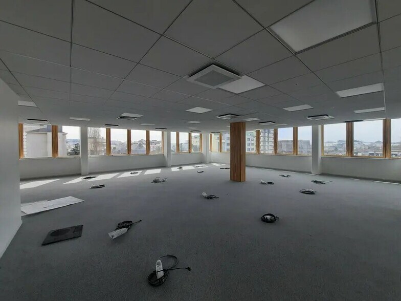 Office in Rouen for lease - Building Photo - Image 2 of 9