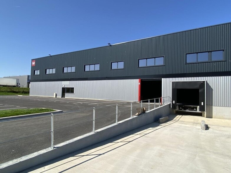 Industrial in Chartres for lease - Building Photo - Image 2 of 14