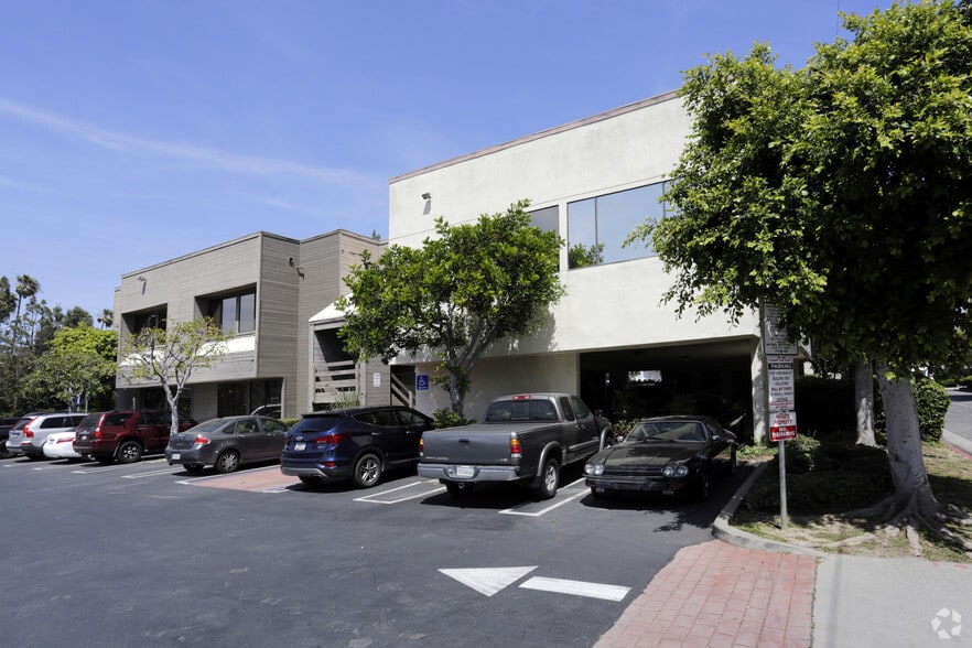 18600 Main St, Huntington Beach, CA for lease - Building Photo - Image 3 of 8