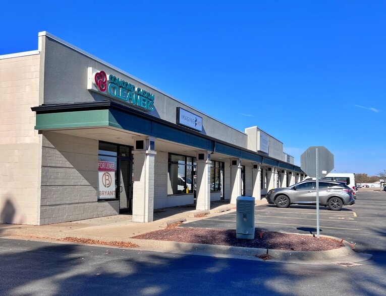 5875 E Riverside Blvd, Rockford, IL for lease - Building Photo - Image 2 of 8