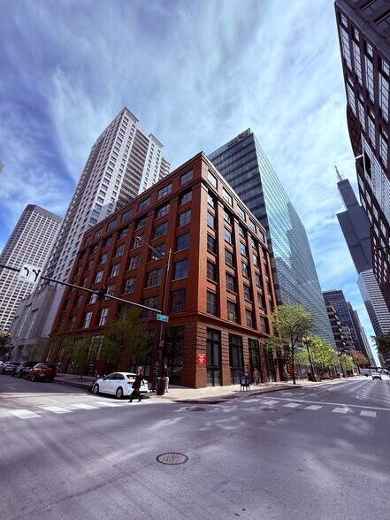 566 W Adams St, Chicago, IL for lease - Building Photo - Image 1 of 19