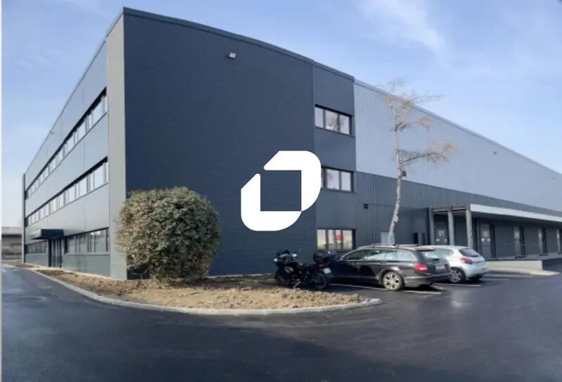 Location Entrepôt 6 713 m² - Photo 1