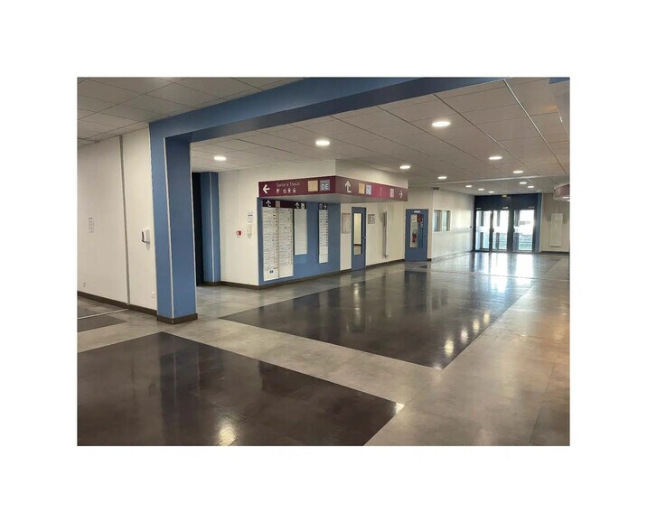 Office in Montigny-le-Bretonneux for sale - Lobby - Image 1 of 12