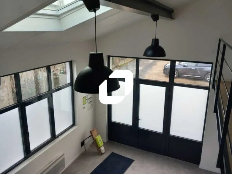 Office in Villejuif for lease - Interior Photo - Image 2 of 6