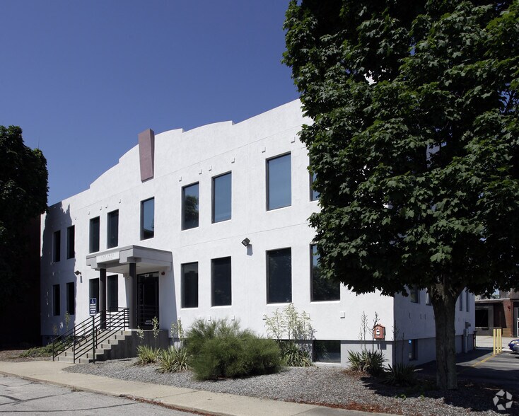 1471 Elmwood Ave, Cranston, RI for sale - Primary Photo - Image 1 of 1