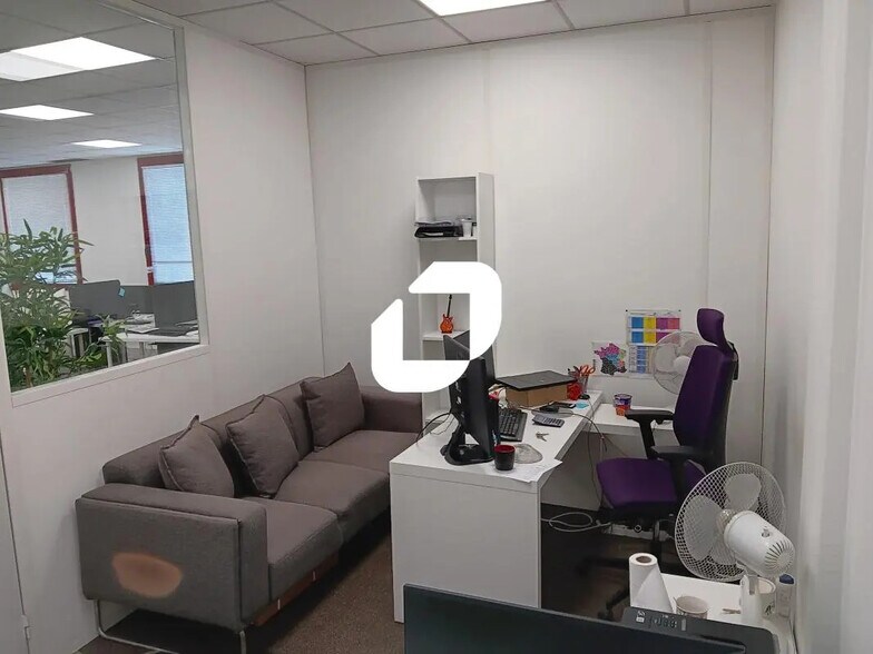 Office in Créteil for lease - Interior Photo - Image 3 of 6
