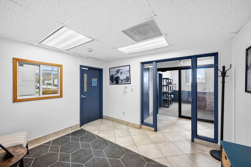 2727 S Beech Daly Rd, Dearborn Heights, MI for lease - Interior Photo - Image 2 of 60