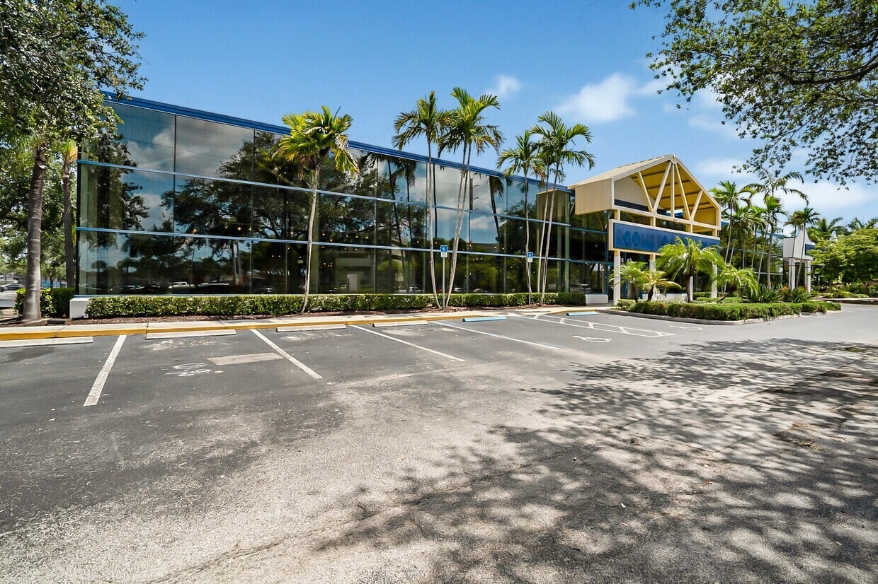 1601-1605 W Oakland Park Blvd, Oakland Park, FL for lease Building Photo- Image 1 of 12