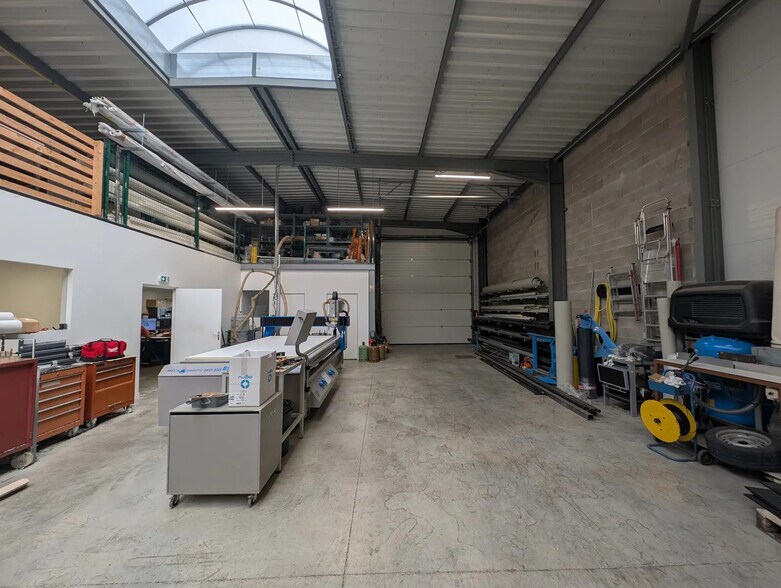 Flex in Cormontreuil for lease - Interior Photo - Image 2 of 10