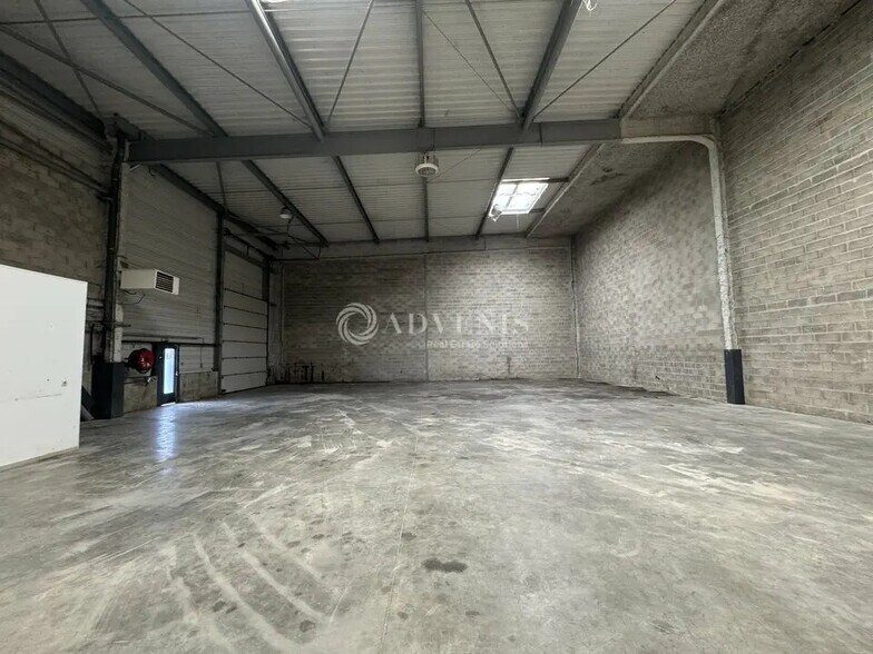 Flex in Goussainville for lease - Interior Photo - Image 3 of 11