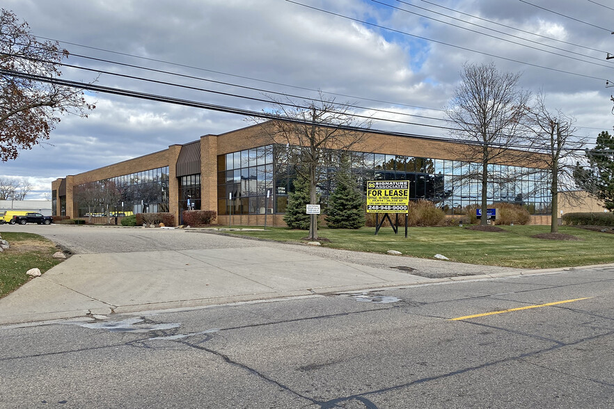 37564-37584 Amrhein Rd, Livonia, MI for lease - Building Photo - Image 1 of 6