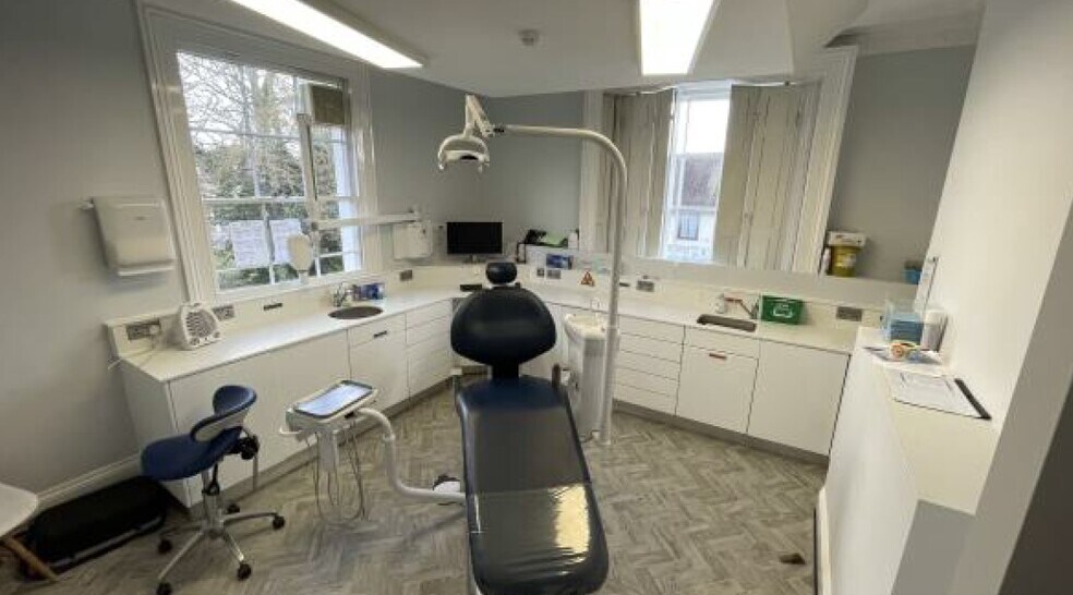 21 Market Hl, Southam for lease - Interior Photo - Image 2 of 8