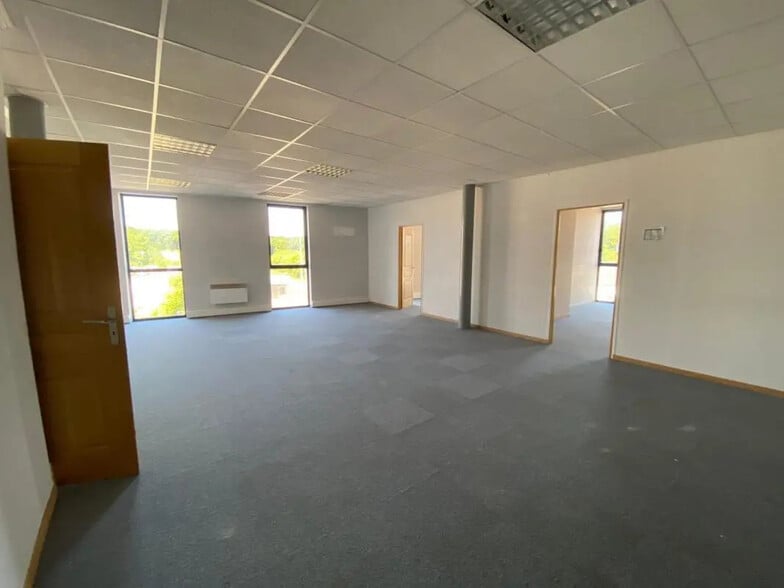 Office in Nogent-le-Phaye for lease - Interior Photo - Image 1 of 8