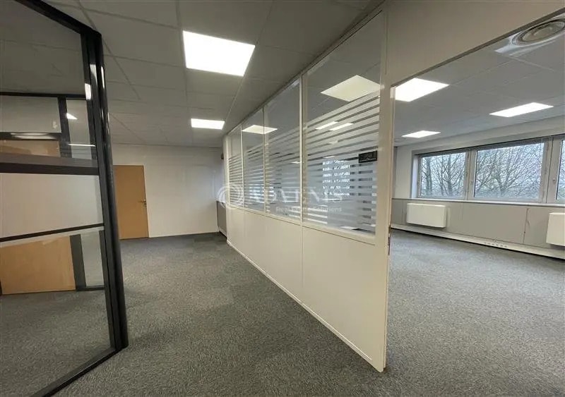 Office in Tremblay-en-France for lease - Interior Photo - Image 3 of 8