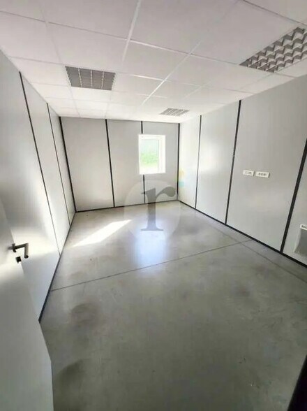 Flex in Anzin for lease - Interior Photo - Image 3 of 4