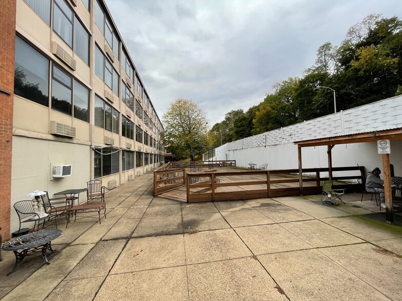 624 Lysle Blvd, Mckeesport, PA for sale - Building Photo - Image 3 of 33