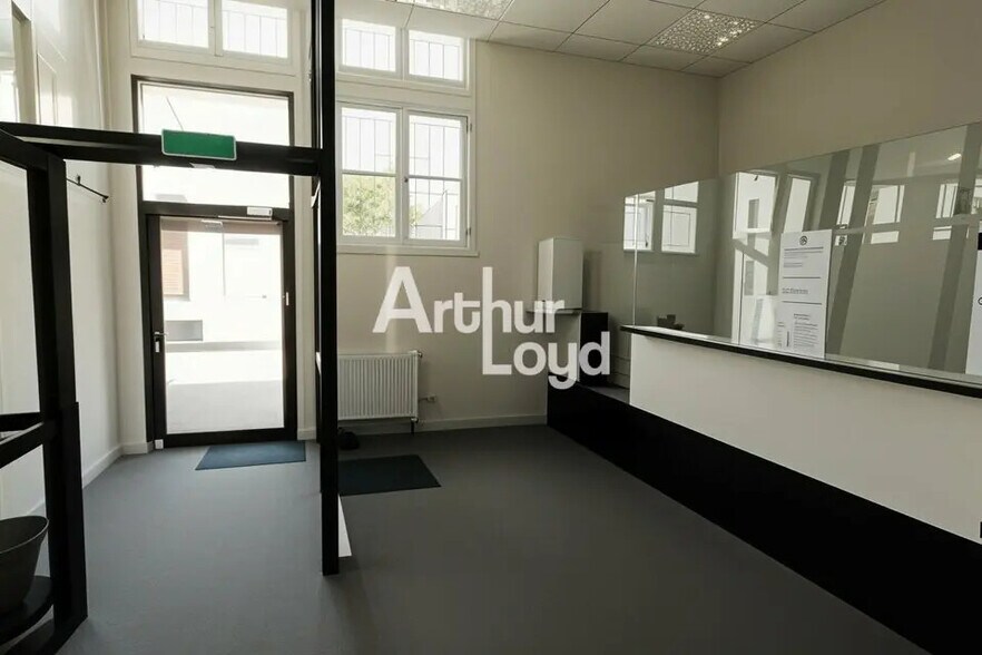 Office in Chambéry for lease - Lobby - Image 2 of 9