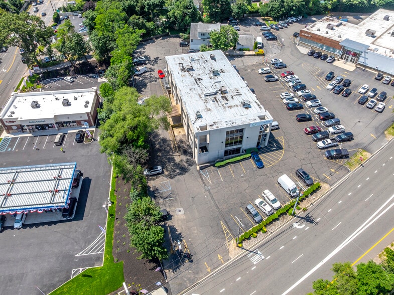 200-220 S Service Road, Roslyn, NY portfolio of 2 properties for sale on LoopNet.com - Aerial - Image 3 of 24