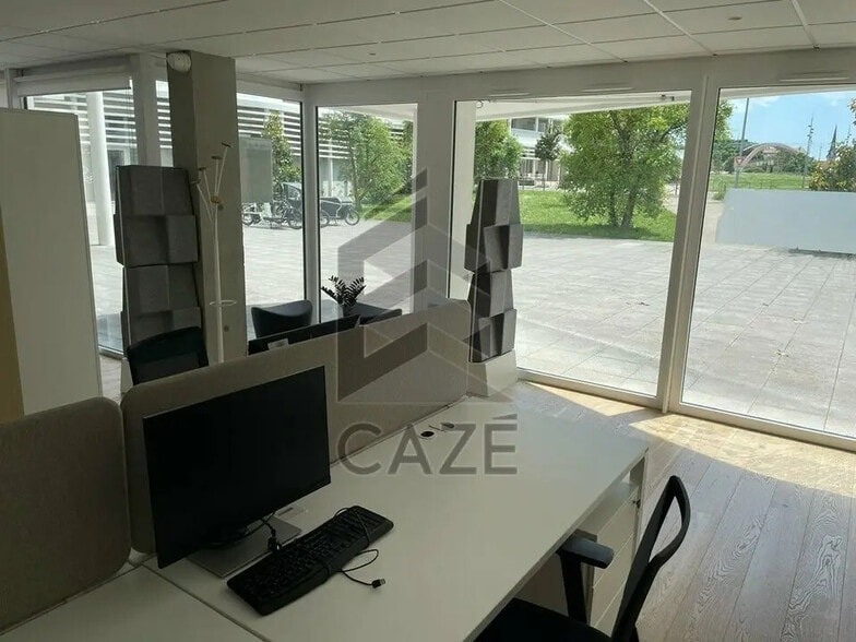 Office in La Rochelle for lease - Interior Photo - Image 1 of 6