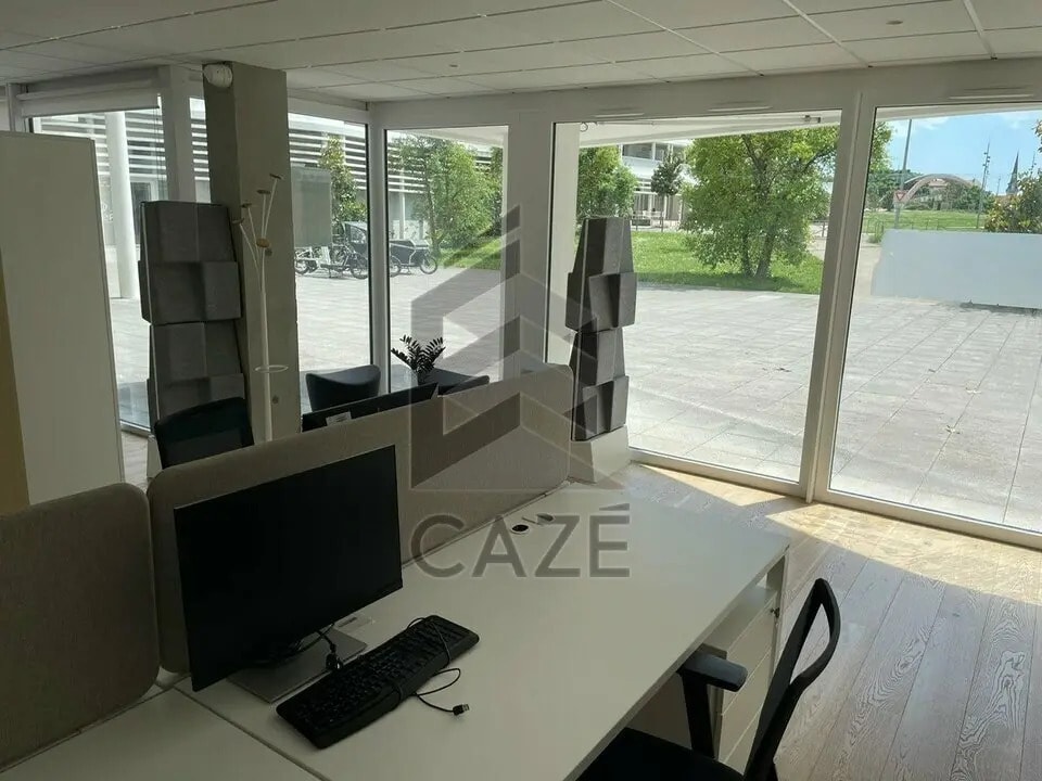 Office in La Rochelle for lease Interior Photo- Image 1 of 7