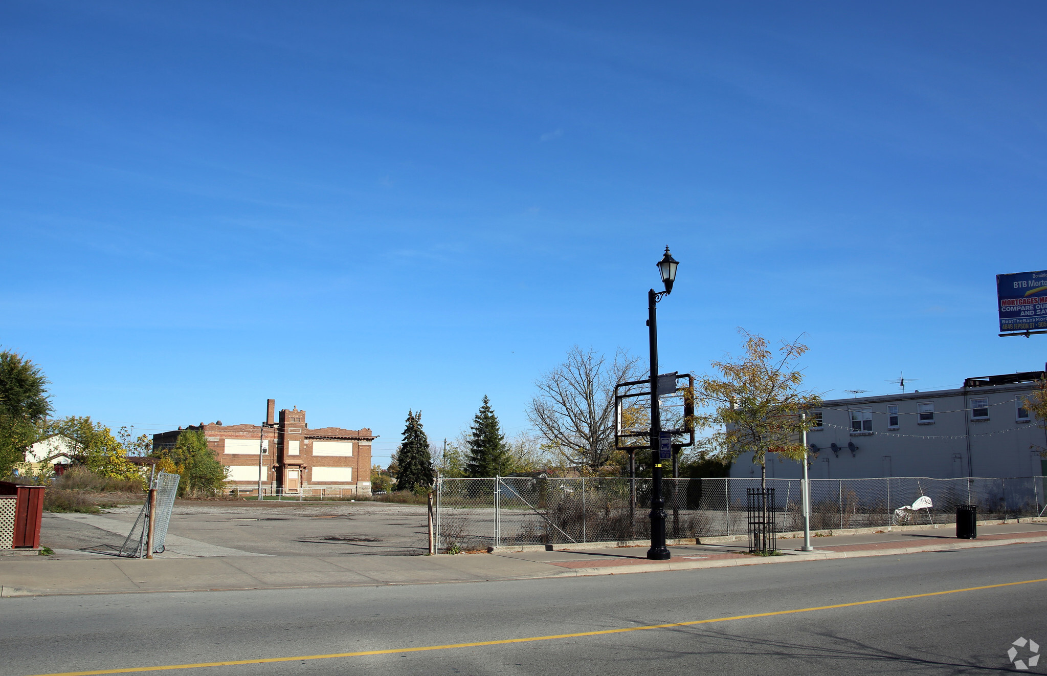 5687 Ferry St, Niagara Falls, ON for sale Primary Photo- Image 1 of 3