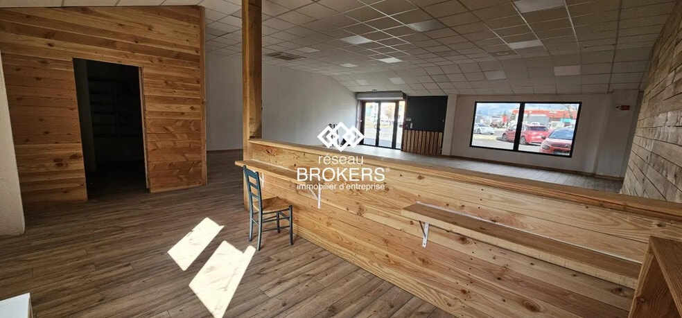 Retail in Le Cendre for lease - Interior Photo - Image 2 of 17