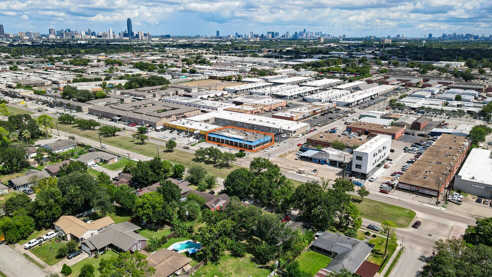 7333 Hillcroft Ave, Houston, TX for sale - Building Photo - Image 3 of 12
