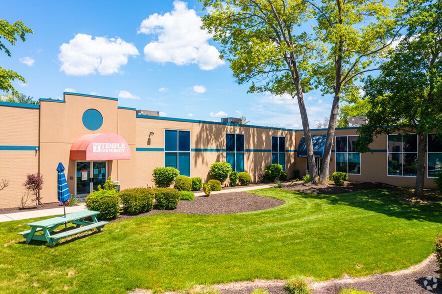 425 Commerce Dr, Fort Washington, PA for lease - Building Photo - Image 3 of 12