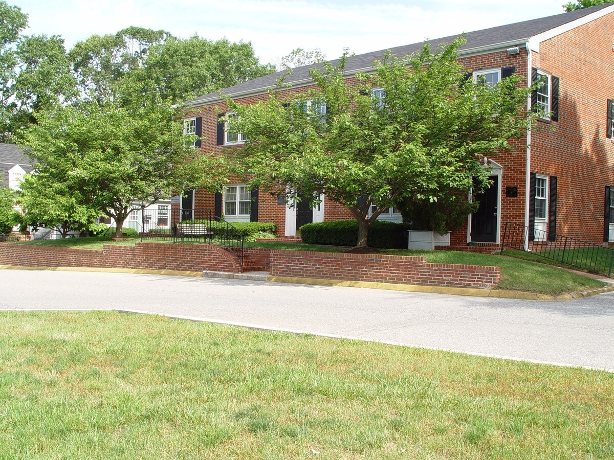 1682 Village Green, Crofton, MD 21114