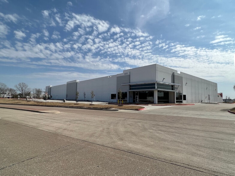 1600 Tech Centre Pky, Arlington, TX for sale - Building Photo - Image 1 of 1