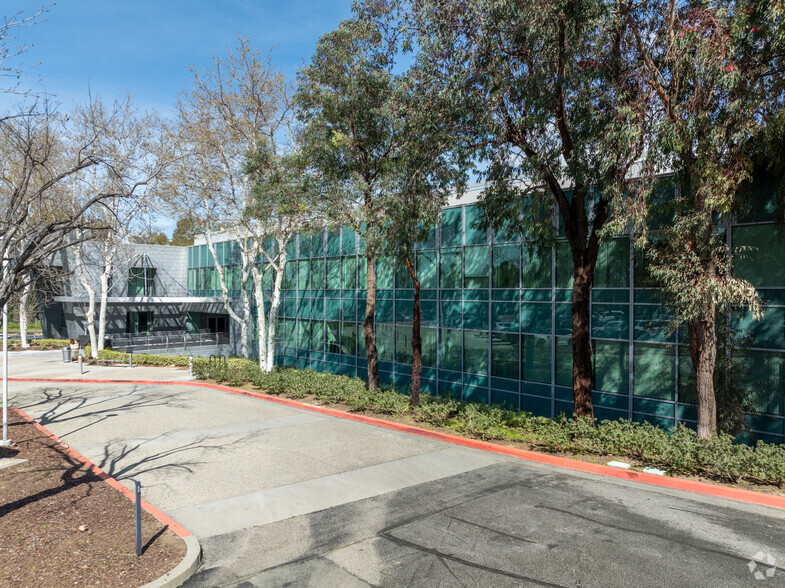 27200 Tourney Rd, Valencia, CA for lease - Primary Photo - Image 1 of 9