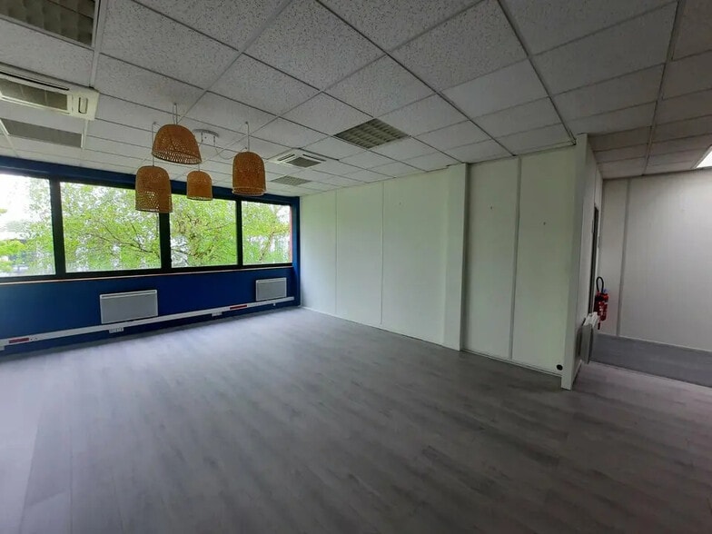 Office in Mont-Saint-Aignan for lease - Building Photo - Image 3 of 12