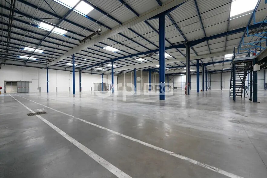 Flex in Miribel for lease - Interior Photo - Image 3 of 24