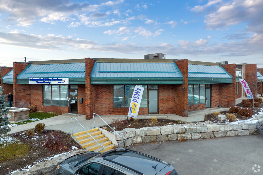 15 Cedar Pointe Dr, Barrie, ON for lease - Building Photo - Image 1 of 5